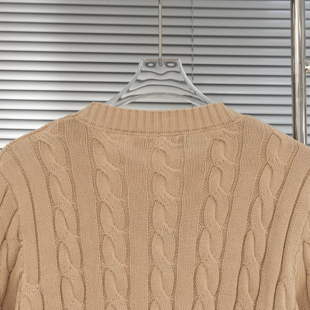 P280 top version (different currencies). You can scan the code to enter the official website. Style: Ralph Lauren POLO Ralph Lauren small label embroidered knitted old money style long-sleeved sweater. Color: Picture color. Size: S-XL. Fabric: pure cotton. Accessories: full set of customized accessories. No gender distinction. Same style for men and women.